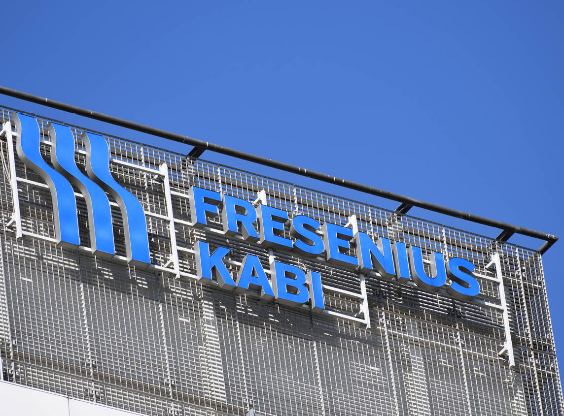 Pand van Stevast Techniek met daarachter een prachtig blauwe lucht.