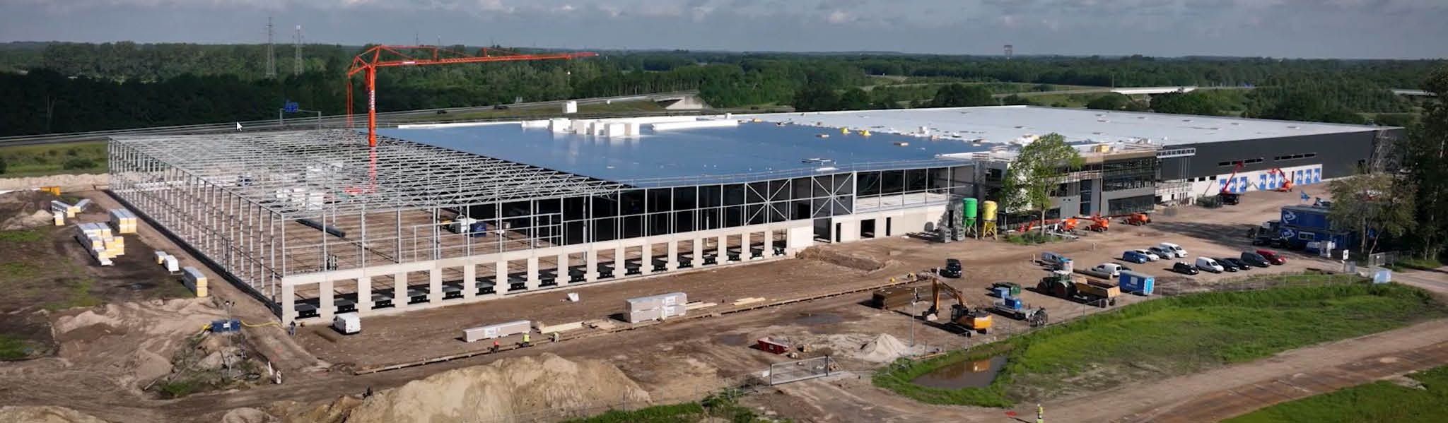 Pand van Stevast Techniek met daarachter een prachtig blauwe lucht.