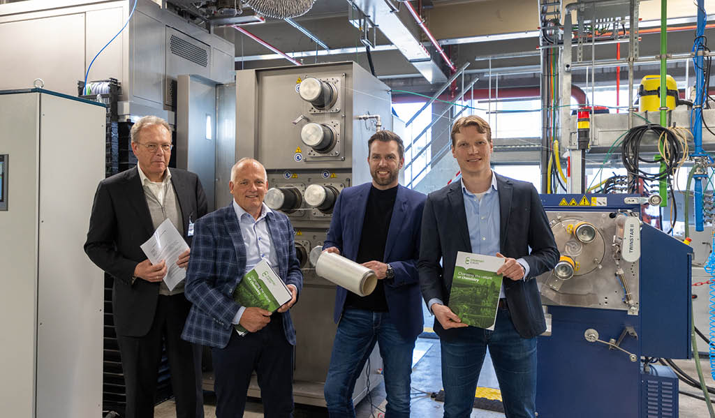 Pand van Stevast Techniek met daarachter een prachtig blauwe lucht.