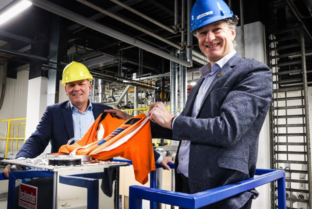 Pand van Stevast Techniek met daarachter een prachtig blauwe lucht.