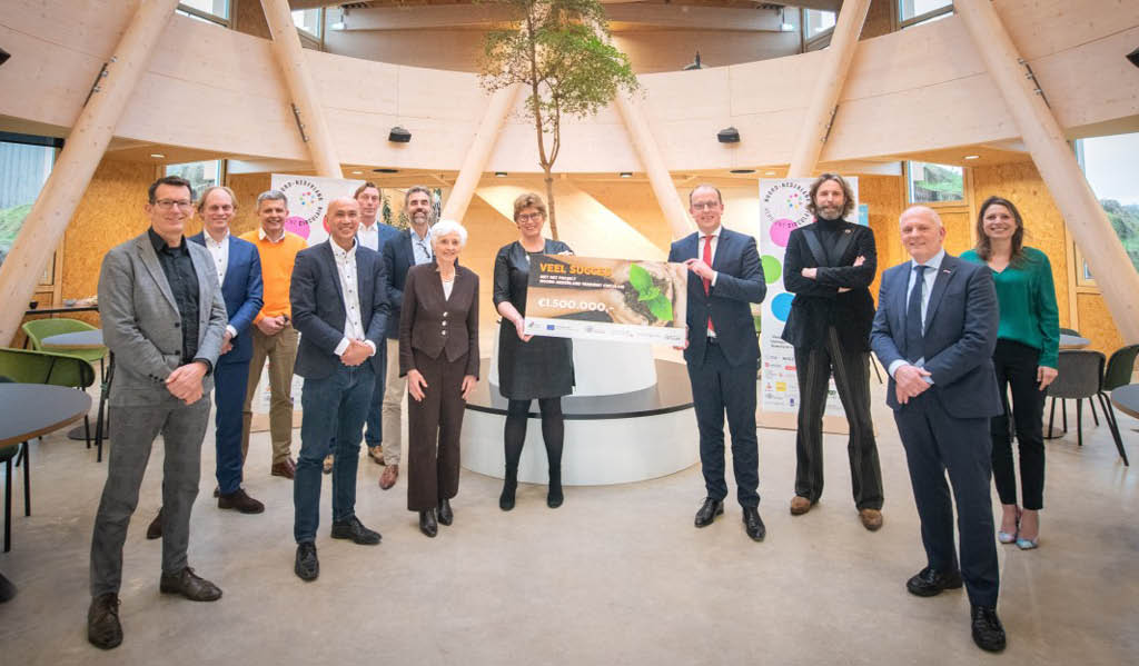 Pand van Stevast Techniek met daarachter een prachtig blauwe lucht.