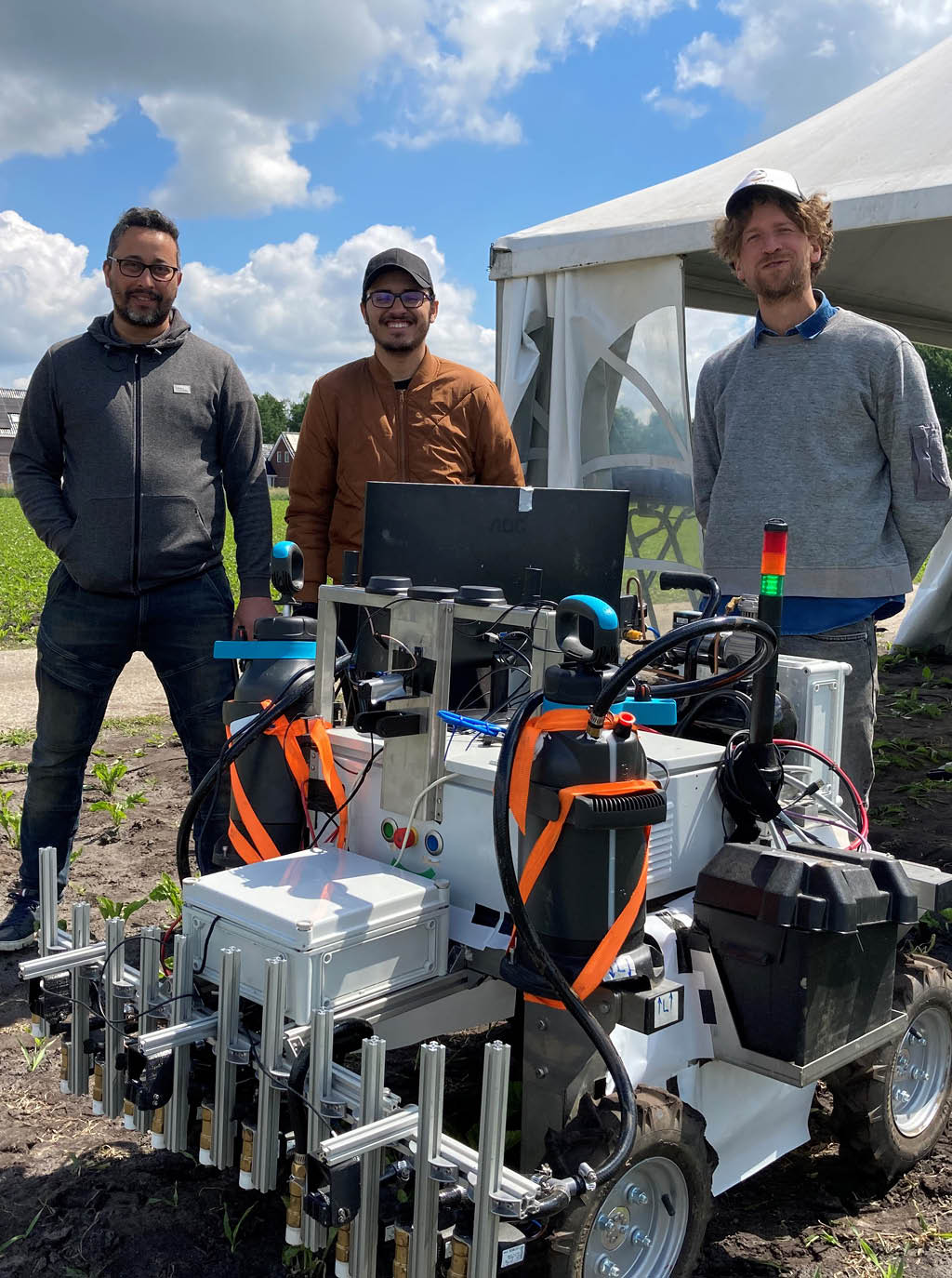 Pand van Stevast Techniek met daarachter een prachtig blauwe lucht.