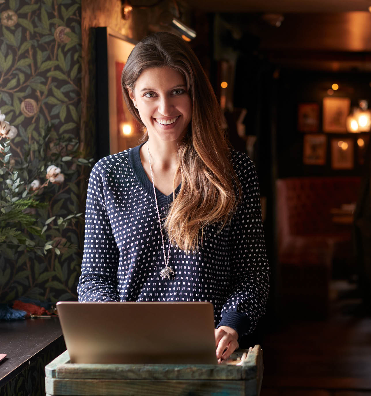 Pand van Stevast Techniek met daarachter een prachtig blauwe lucht.