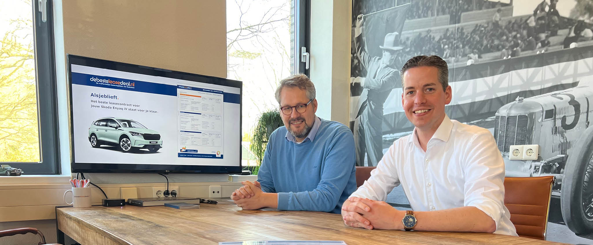 Pand van Stevast Techniek met daarachter een prachtig blauwe lucht.