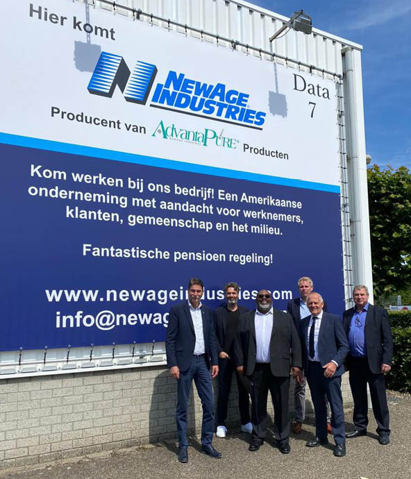 Pand van Stevast Techniek met daarachter een prachtig blauwe lucht.