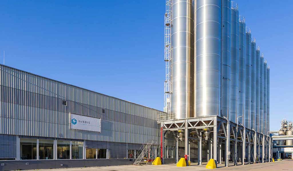 Pand van Stevast Techniek met daarachter een prachtig blauwe lucht.