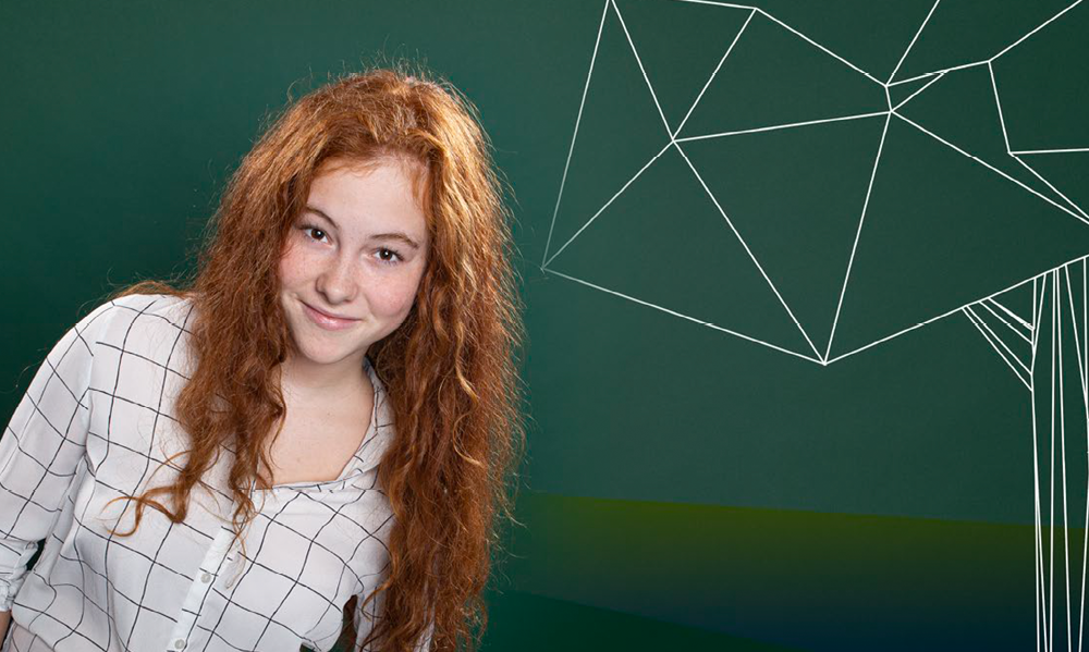 Pand van Stevast Techniek met daarachter een prachtig blauwe lucht.