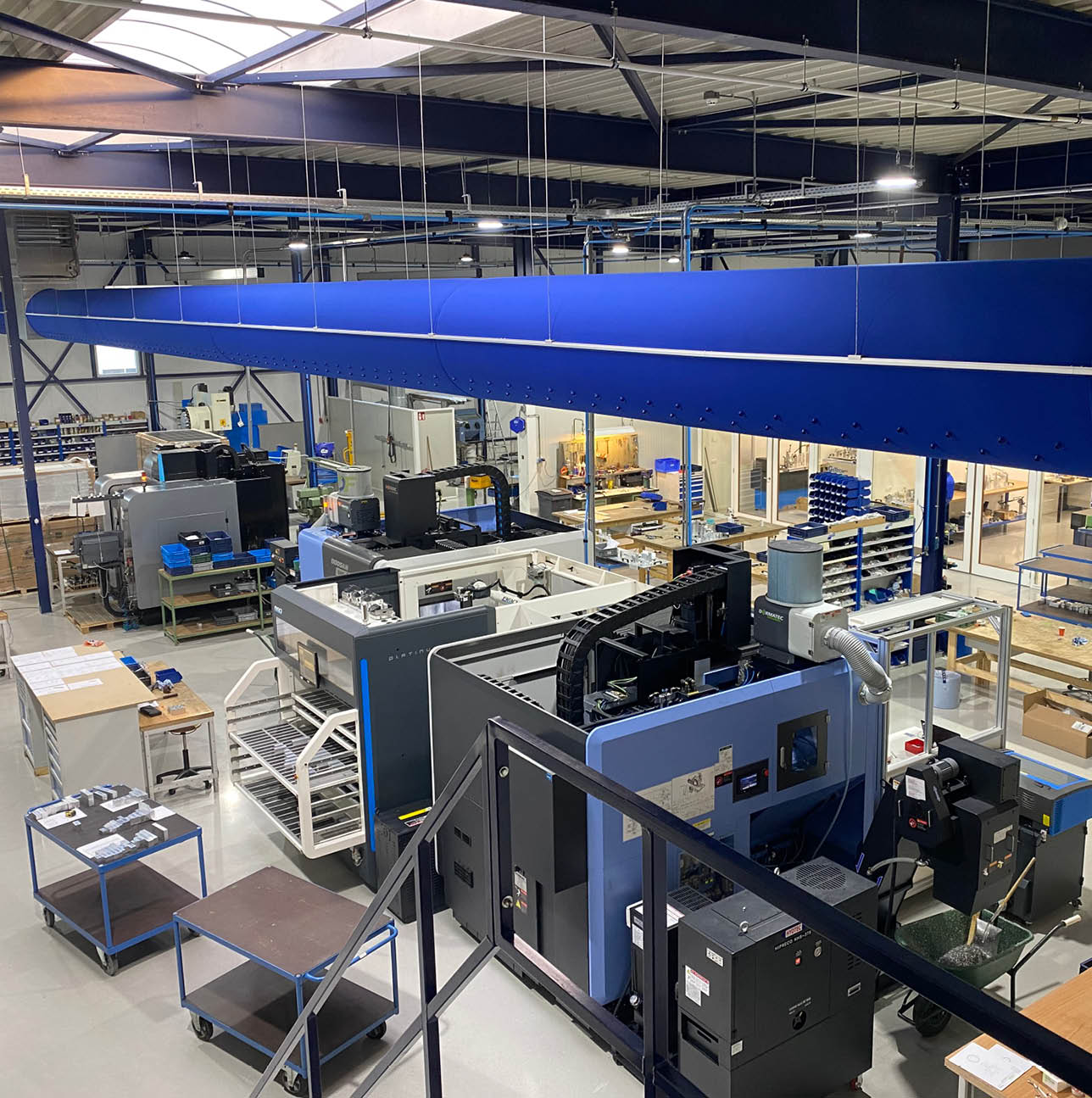 Pand van Stevast Techniek met daarachter een prachtig blauwe lucht.