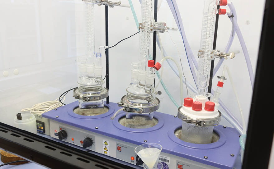 Pand van Stevast Techniek met daarachter een prachtig blauwe lucht.