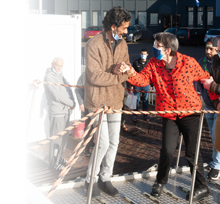 Foto Gerrit Boer. 52 km. Meppel: Jetta Klijnsma komt aan bij de asielzoekersboot