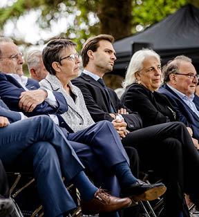 WESTERBORK - Opperrabbijn Binyomin Jacobs, Jetta Klijnsma (CvdK Drenthe), staatssecretaris Maarten van Ooijen (Volksgezondheid, Welzijn en Sport), directeur Bertien Minco en onderduikoverlevende Rene de Vries tijdens de herdenking van het eerste transport op Kamp Westerbork. Het is tachtig jaar geleden dat de eerste trein vertrok vanuit Kamp Westerbork met 1137 Joden naar Auschwitz. ANP SEM VAN DER WAL  