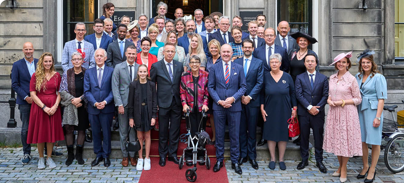 Leden van de Kring van Commissarissen staan op een rij.