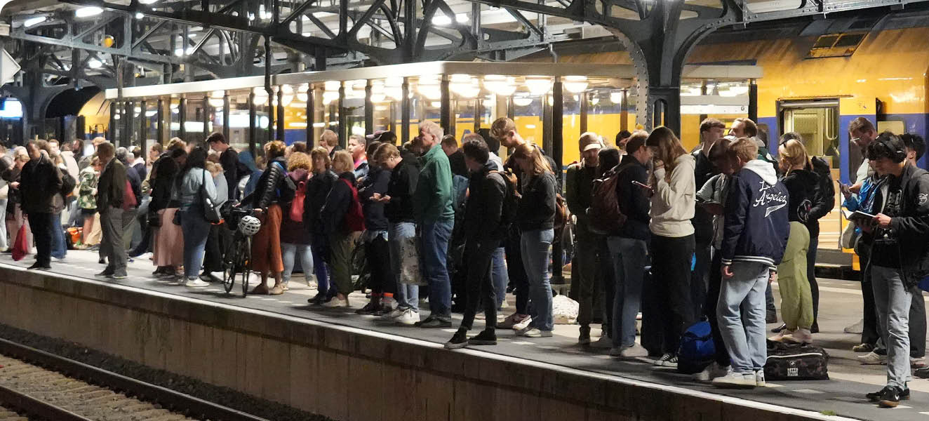 Passagiers wachten op overvol treinstation in Meppel