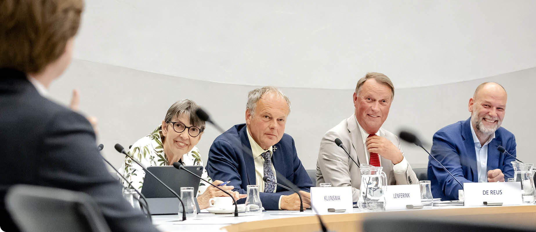 Jetta Klijnsma in gesprek aan een tafel over de Spreidingswet.