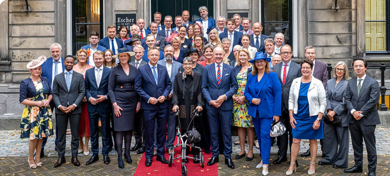 Leden van de Kring van Commissarissen staan op een rij.