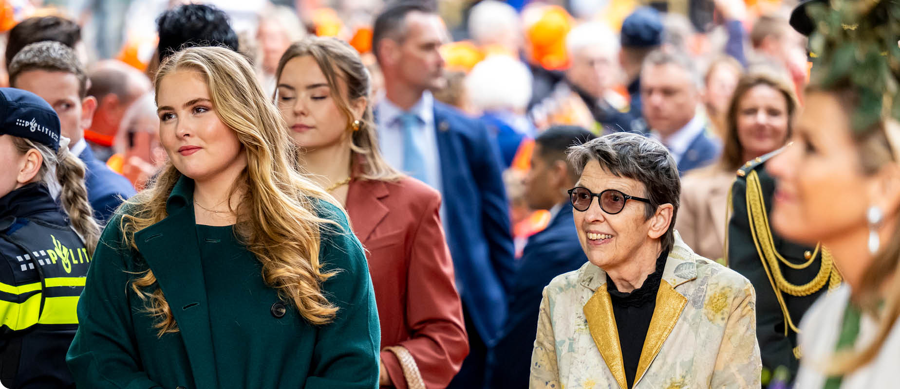 Minister Hugo de Jonge leest een brief voor aan Jetta Klijnsma.