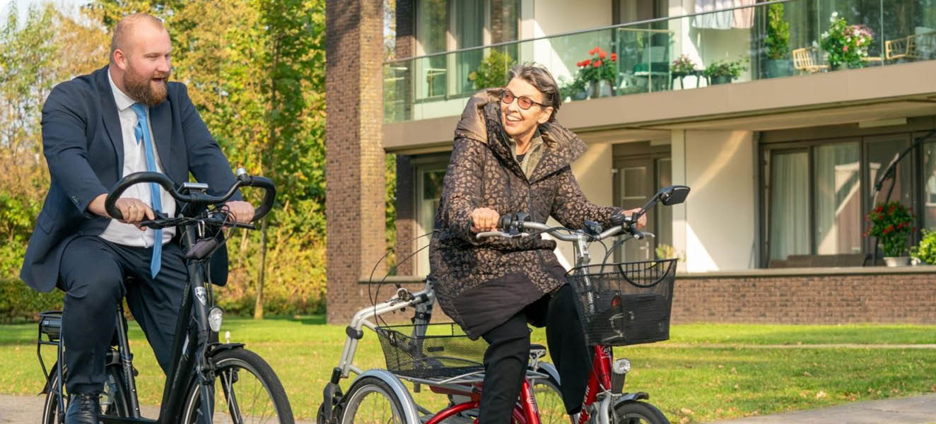 Passagiers wachten op overvol treinstation in Meppel