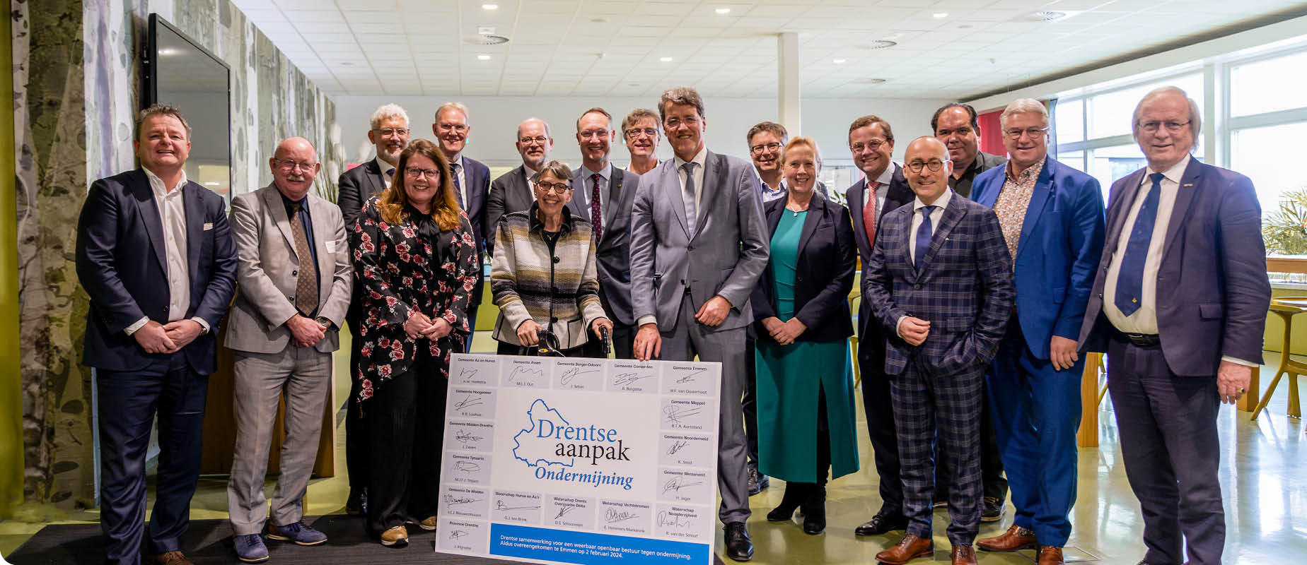 Jetta Klijnsma in gesprek aan een tafel over de Spreidingswet.